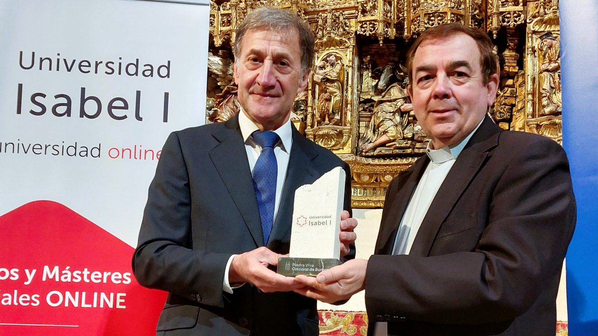 El rector de la Universidad Isabel I, Alberto Gómez Barahona, recibe del presidente del Cabildo, Félix Castro, el distintivo en piedra de Hontoria.