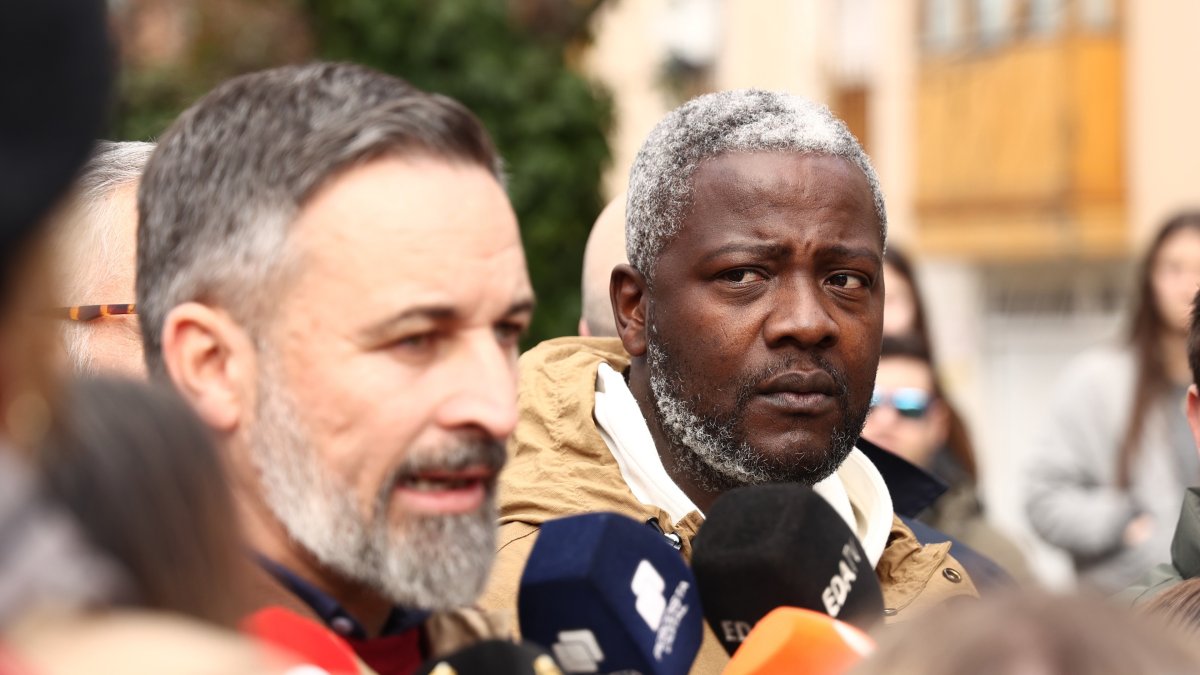 El presidente de VOX, Santiago Abascal (i), durante un 'canutazo' en Peñafiel.