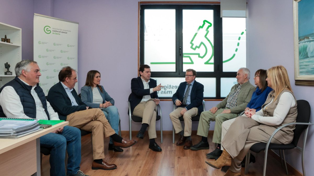 Fernández Mañueco en su visita a la sede de la Asociación Española contra del Cáncer de Soria.