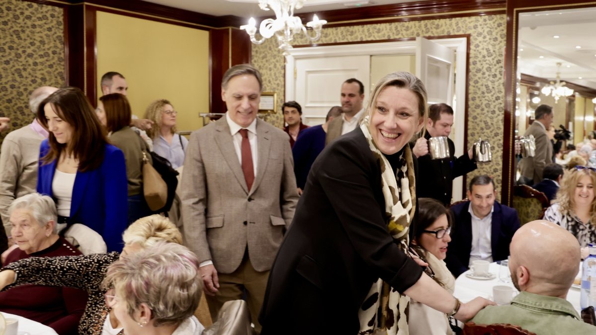 La vicepresidenta y consejera de Familia e Igualdad de Oportunidades de la Junta de Castilla y León, Isabel Blanco, y el presidente del Partido Popular de Salamanca, Carlos García Carbayo, participan en un encuentro con personas mayores de la ciudad.