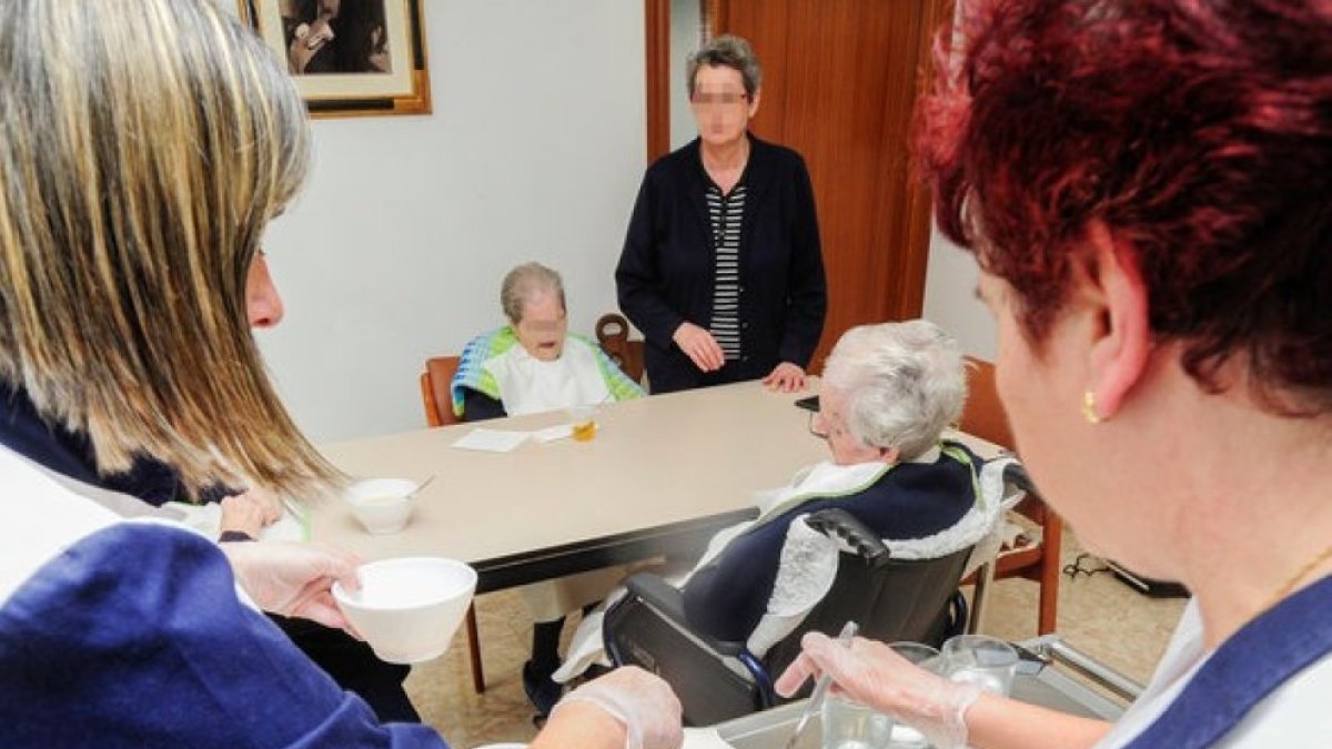 Trabajadoras del servicio de Ayuda a Domicilio atienden a varias religiosas ancianas.