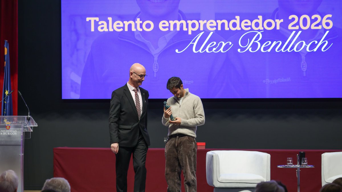 La Universidad de Burgos premia a Álex Benlloch, fundador de Nude Project, con el galardón Talento Emprendedor.