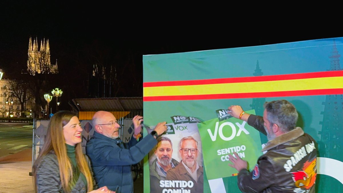 Vox Burgos inicia la campaña electoral autonómica con la pegada de carteles en la Plaza Vega.