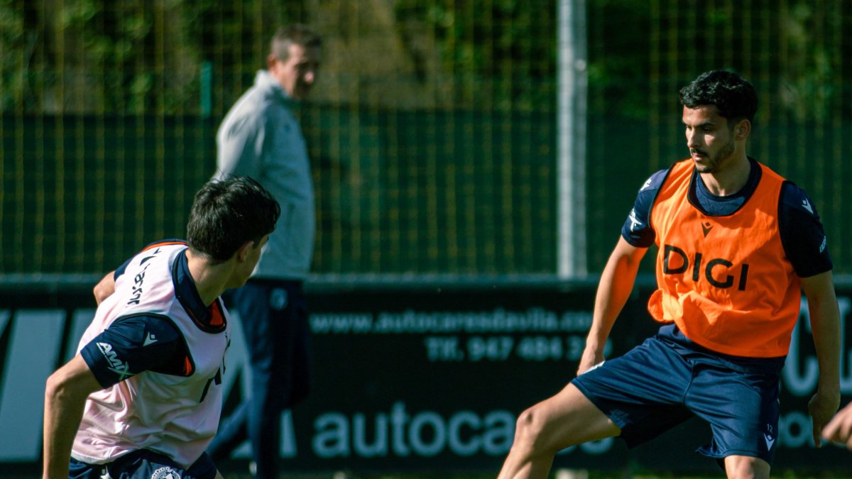 Ramis observa de lejos el desarrollo de un entrenamiento en la ciudad deportiva.