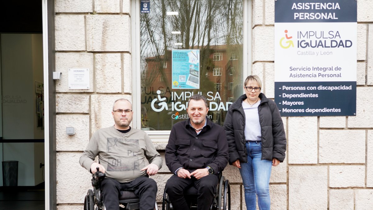 Décimo aniversario de Impulsa Igualdad. De izquierda a derecha, el usuario Nacho Fadrique, el presidente de Impulsa Igualdad, Fran Sardón, y la asistenta Henar Gómez.