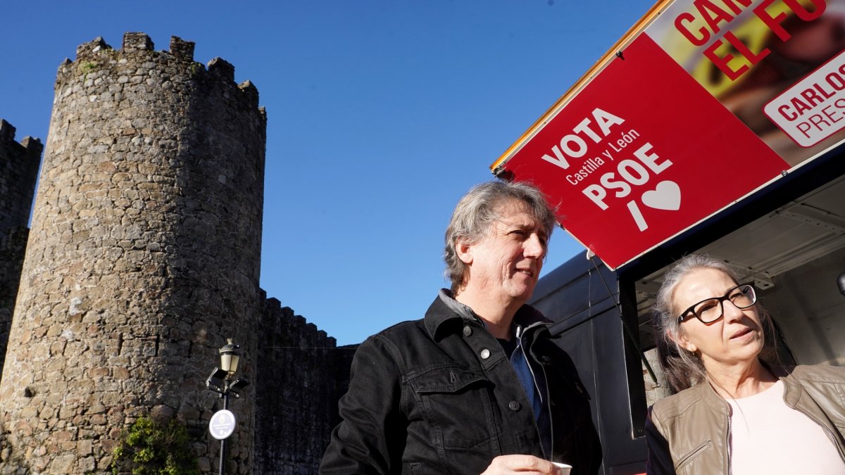 El secretario general del PSOECyL y candidato a la Presidencia de la Junta, Carlos Martínez, junto a la candidata abulense Carmen Iglesias en Arenas de San Pedro (Ávila).
