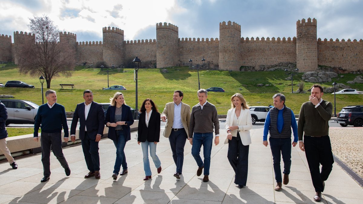 El presidente del Partido Popular, Alberto Núñez Feijóo (4d), el presidente de la Junta y candidato a la reelección, Alfonso Fernández Mañueco (5i), a su llegada al acto de partido junto con otros resposables autonómicos y locales del PP.