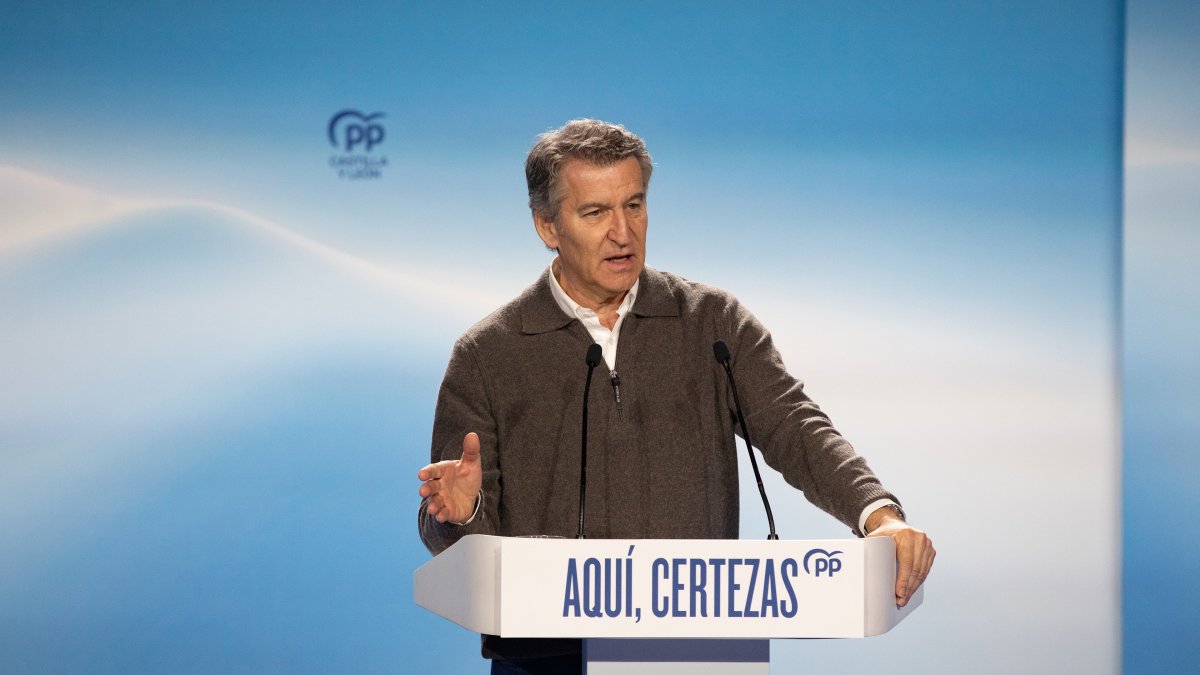 El presidente del Partido Popular, Alberto Núñez Feijóo, durante un acto de campaña, a 28 de febrero de 2026, en Ávila, Castilla León (España).