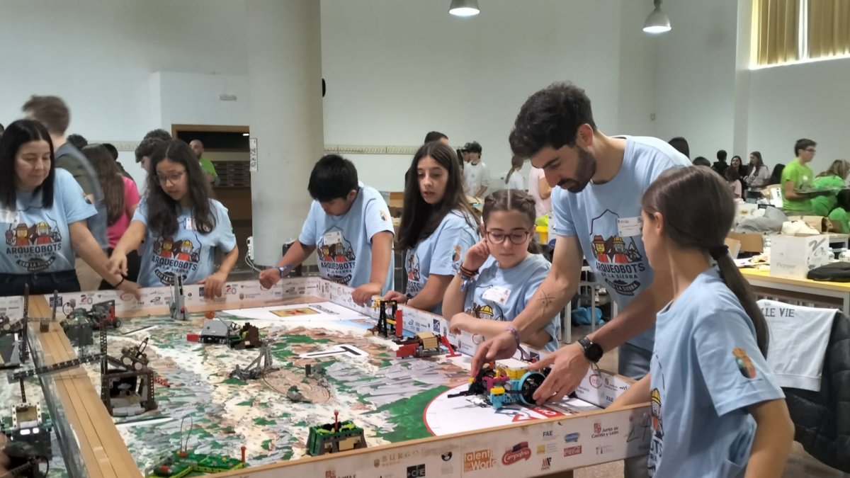 El grupo Arqueobots de Soria intentan arreglar los problemas de última hora en la sala de entrenamiento de la First Lego League Burgos.