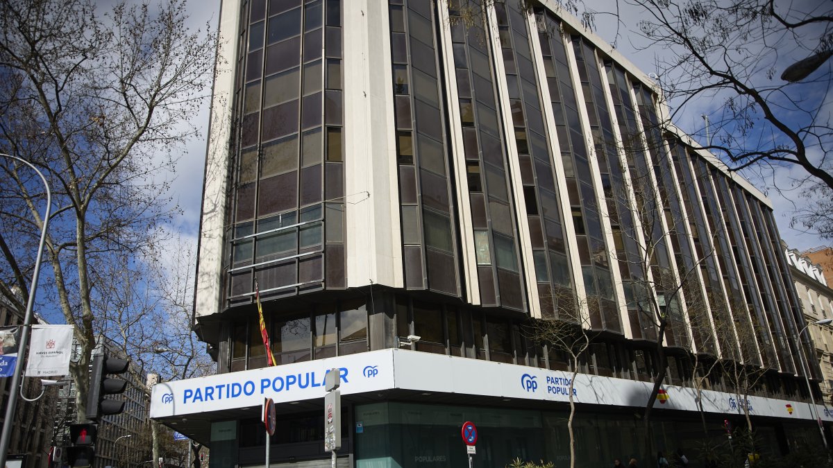 Archivo - Nuevo logo instalado en la sede del Partido Popular, en la calle Génova, a 12 de marzo de 2023, en Madrid, (España).
