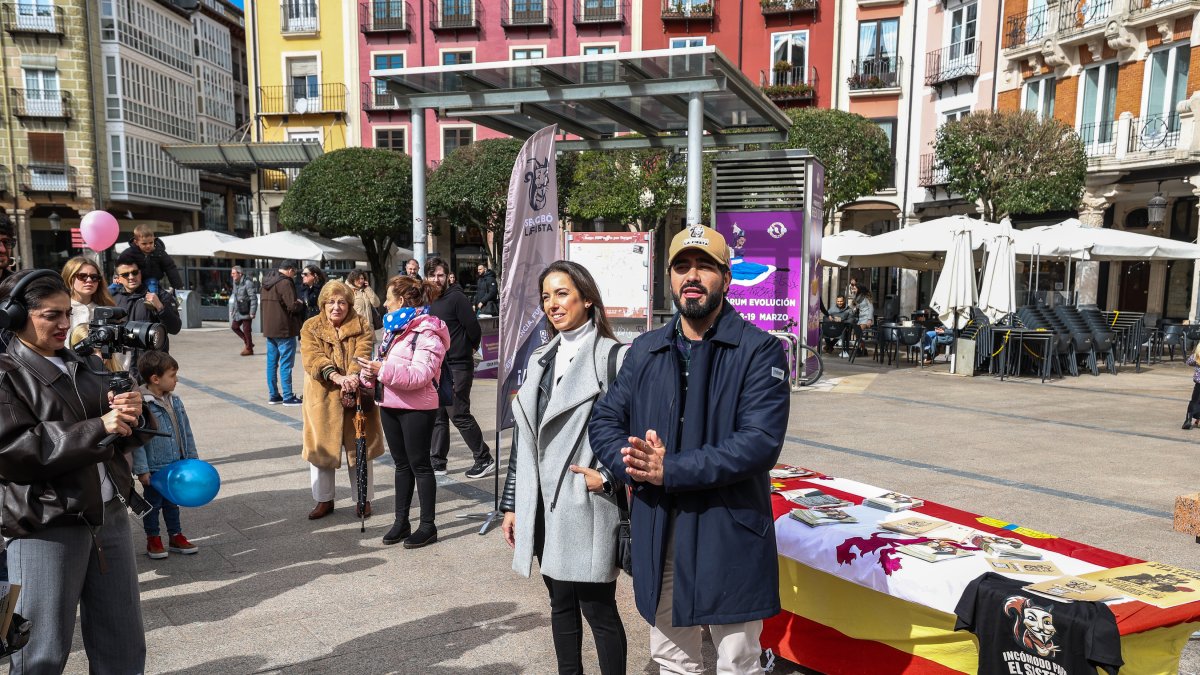 Lucía Echevarrieta y Alvise Pérez, líder de SALF, en la Plaza Mayor de Burgos.