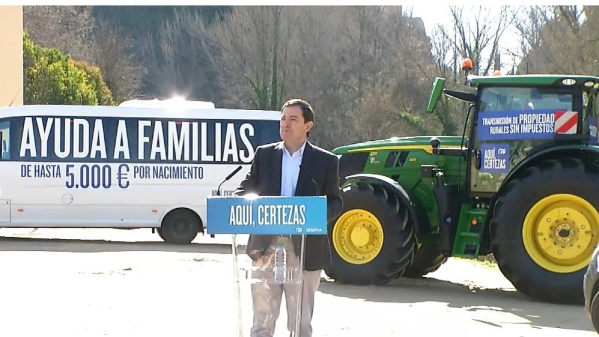 Mañueco durante la presentación de la caravana del PP en Segovia.