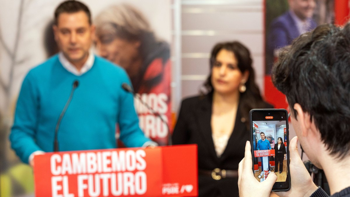 Daniel de la Rosa y Estrella Paredes durante la inauguración de la sede de campaña del Psoe en la calle Santiago.
