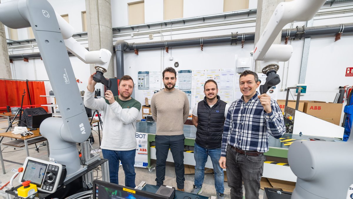 Mario Peñacoba Yagüe, en las instalaciones de la UBU con el resto del equipo, lidera el desarrollo de este proyecto como parte de su tesis doctoral.
