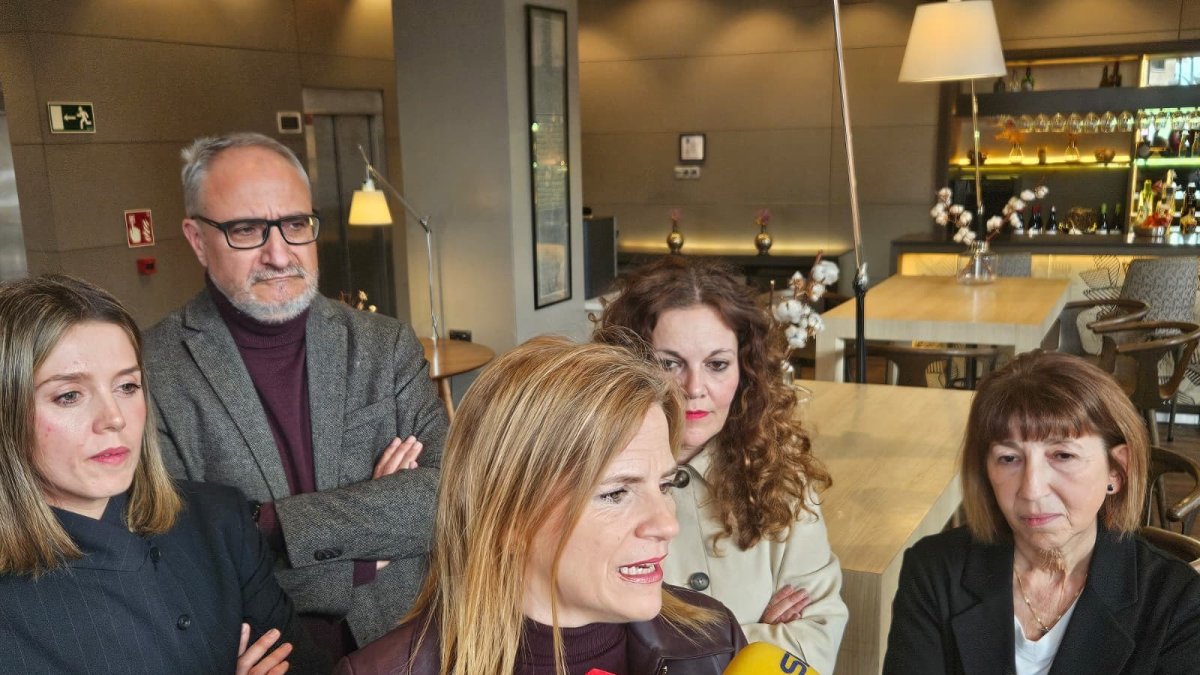 La secretaria de Igualdad del PSOE, Pilar Bernabé, se ha reunido este lunes en Ponferrada (León) con diversos colectivos y entidades de El Bierzo que defienden la igualdad.