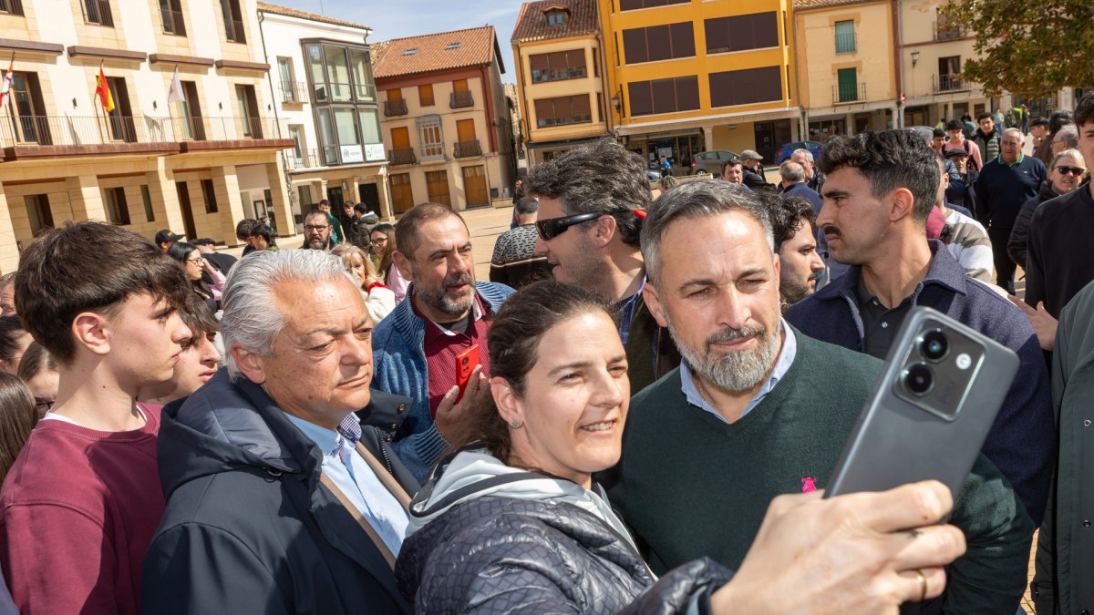 El lider de Vox, Santiago Abascal, visita Almazán acompañado del candidato a la Junta, Carlos Pollán.