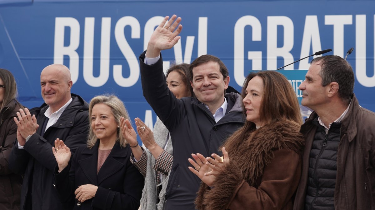 El candidato del Partido Popular de Castilla y León a la reelección como presidente de la Junta, Alfonso Fernández Mañueco, ofrece un mitin en Ponferrada (León).