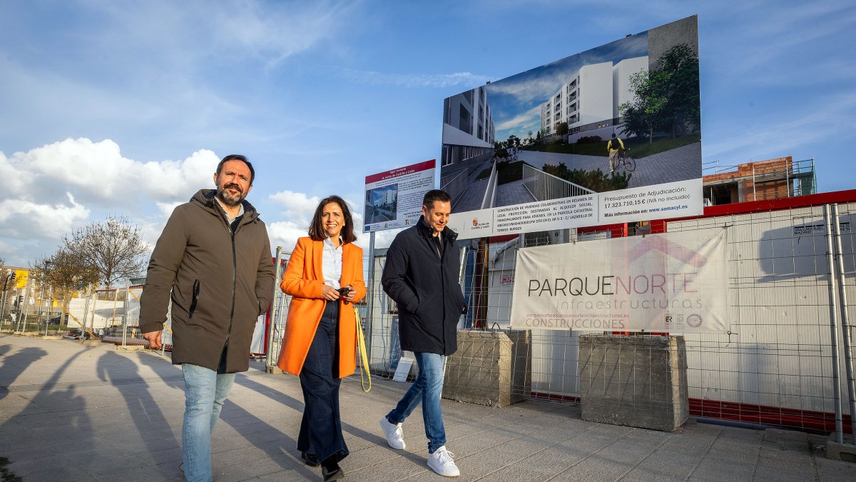Daniel de la Rosa y Esther Peña acompañan a César Ramos, ponente de la Ley Estatal de Vivienda, en la visita a la promoción de VPO para jóvenes de la Junta.