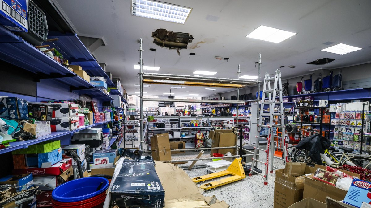 Imagen de la parte dañada de la tienda que está cerrada al público y parte de los productos dañados e inservibles para la venta.