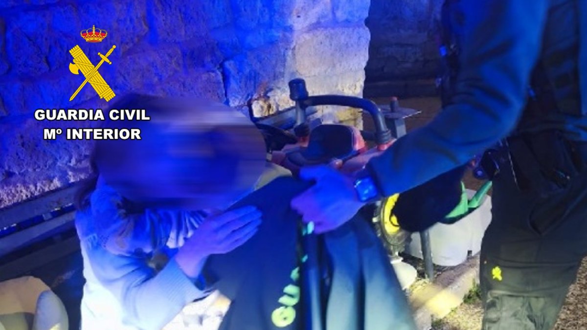 Los agentes localizaron al menor en un camino cercano.