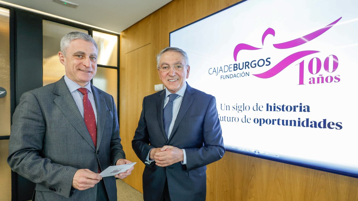 El director general de la Fundación Caja de Burgos, Rafael Barbero, y su presidente, Ginés Clemente, avanzaron el programa de actividades con las que la entidad festejará sus cien años.