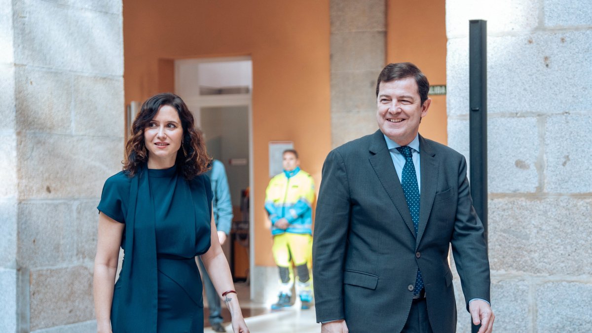 El presidente en funciones de la Junta de Castilla y León, Alfonso Fernández Mañueco, y la presidenta de la Comunidad de Madrid, Isabel Díaz Ayuso. 