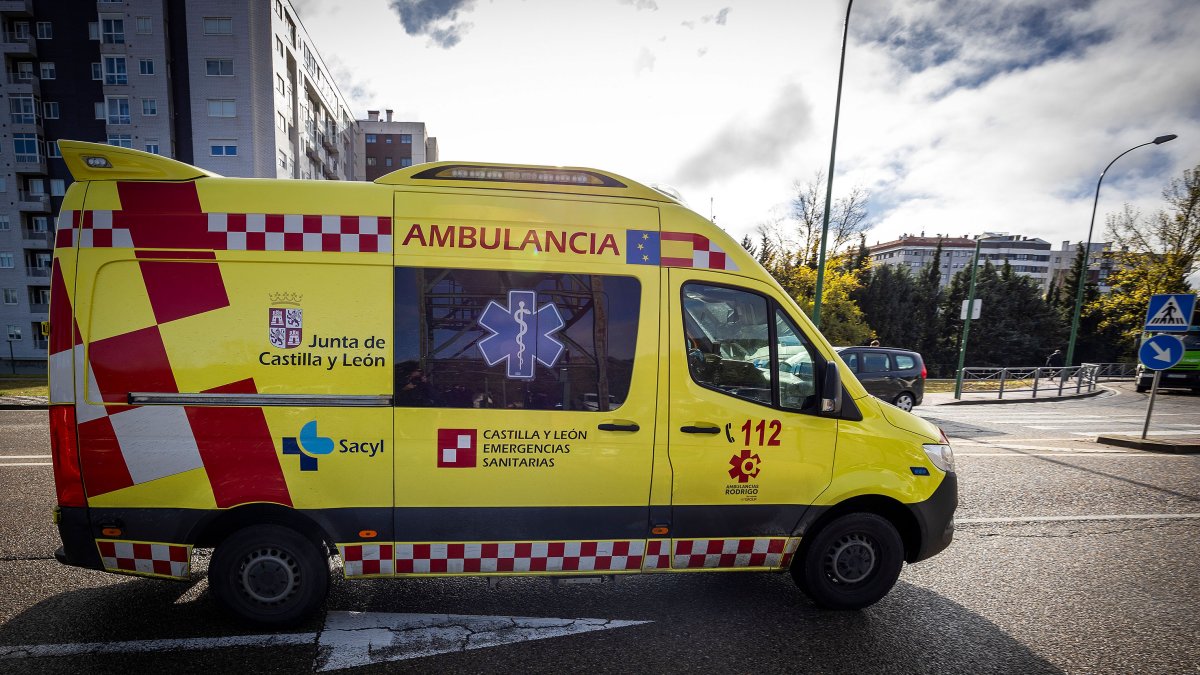 Una ambulancia del Sacyl, de camino a una intervención sanitaria.