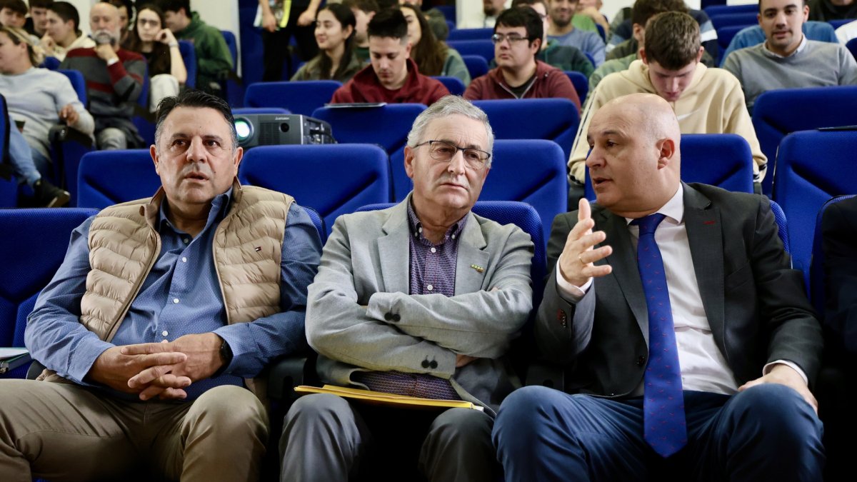 El presidente de la Ucale-Coag León, Poli Castellanos, el coordinador general de Coag Castilla y León, Lorenzo Rivera, y el viceconsejero de Agricultura, Ganadería y Desarrollo Rural de la Junta, Jorge Llorente, atienden a los medios antes de la jornada ‘El cultivo del maíz en la provincia de León: rentabilidad y futuro’.
