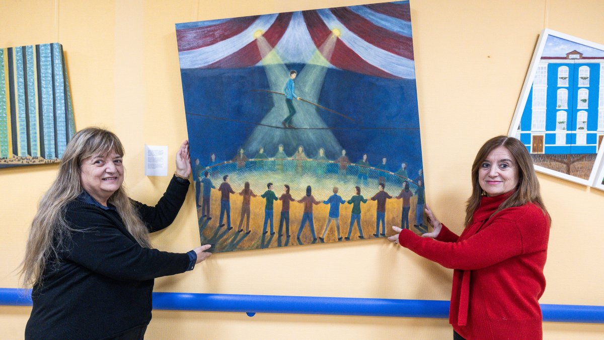 Amor Cámara (derecha), artífice de la muestra 'Otra Realidad' en el CREER, junto a su hermana Esther, presidenta de Aeppeva.