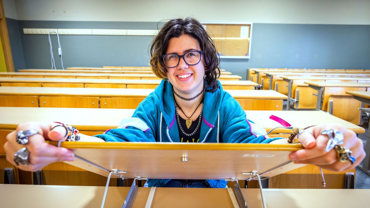 Nevenka García Gómez posa con el atril que necesita para tomar apuntes en su clase en el grado de Comunicación Audiovisual de la UBU.