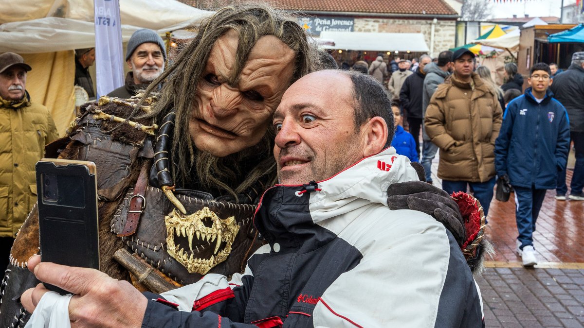 un burgalés se hace una foto con un orco en el Mercado Medieval de Gamonal.