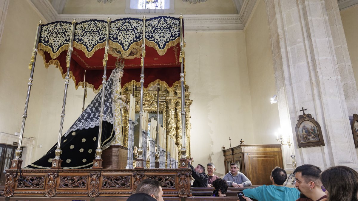 Durante la mañana del sábado se ha instalado el palio y toda la infraestructura con la que procesionará la Virgen del Amor Hermoso.