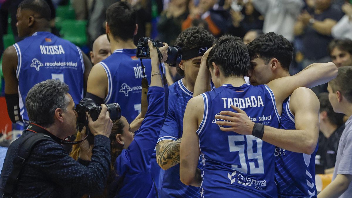 Los jugadores celebran el triunfo.