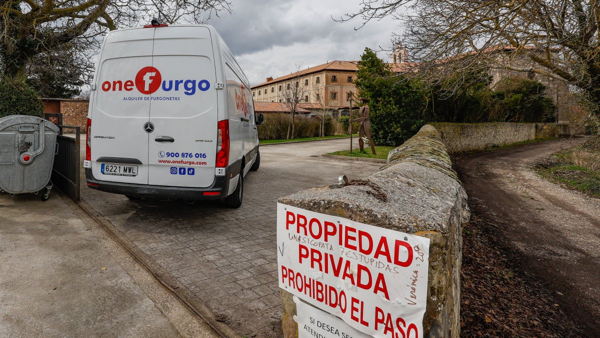 Imagen de una furgoneta de alquiler para llevarse enseres a la puerta del convento.