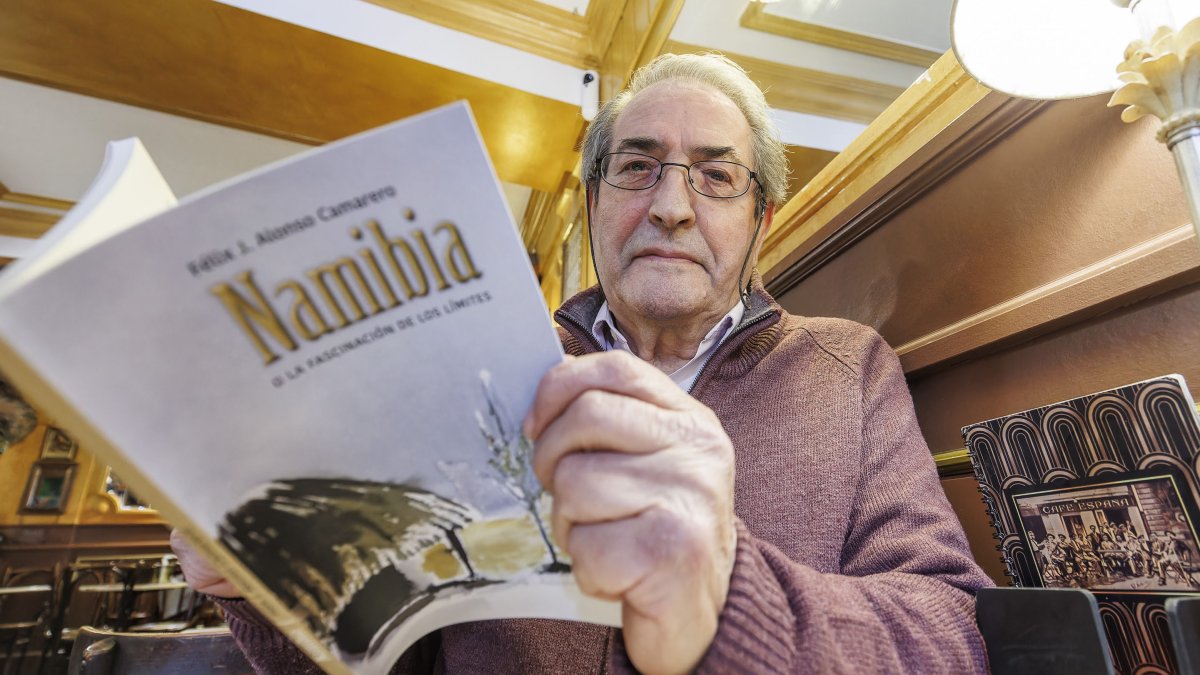 El escritor Félix J. Alonso Camarero, con su último libro.