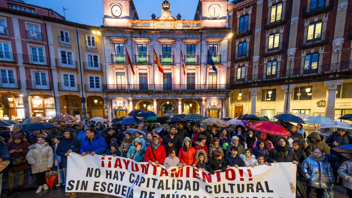 Usuarios y profesorado de la Escuela Municipal de Música exigieron retomar la actividad lectiva en la Plaza Mayor.