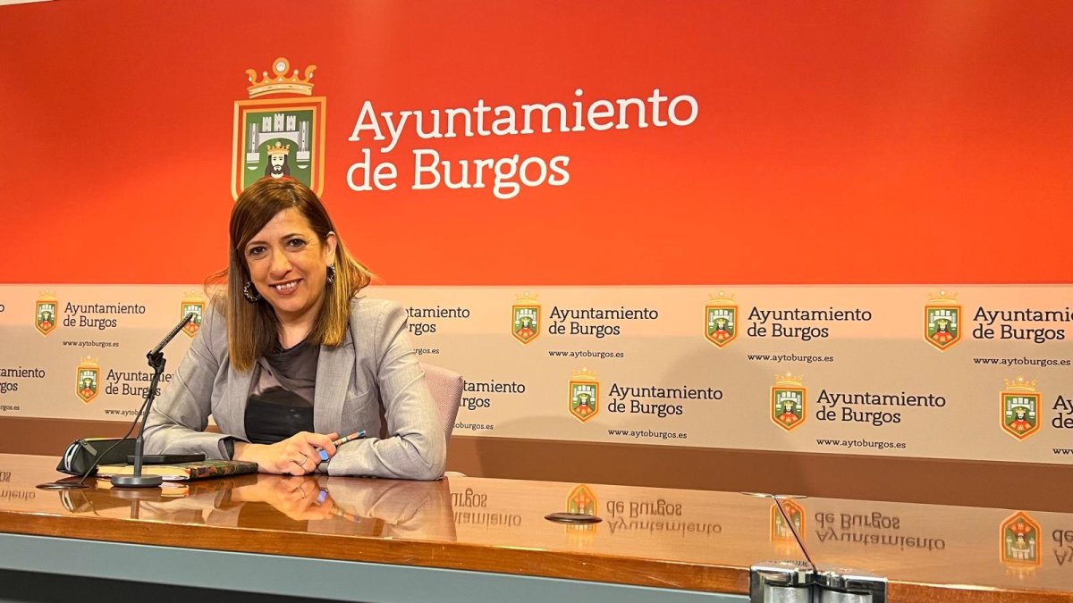 Nuria Barrio, concejala socialista, durante una rueda de prensa en el Ayuntamiento de Burgos.