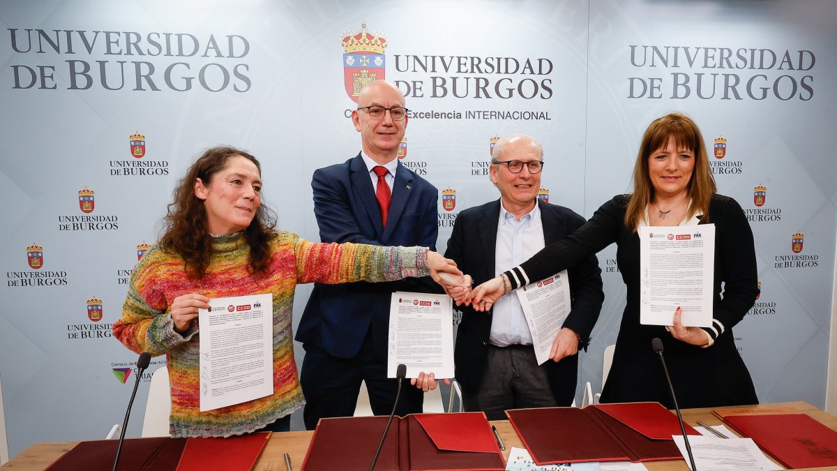 De izquierda a derecha: Carmen Álvarez (CCOO), José Miguel García Pérez (rector UBU), Ignacio San Millán (FAE) y Sara Gil (UGT) firmaron el convenio de constitución de la Cátedra de Mediación.