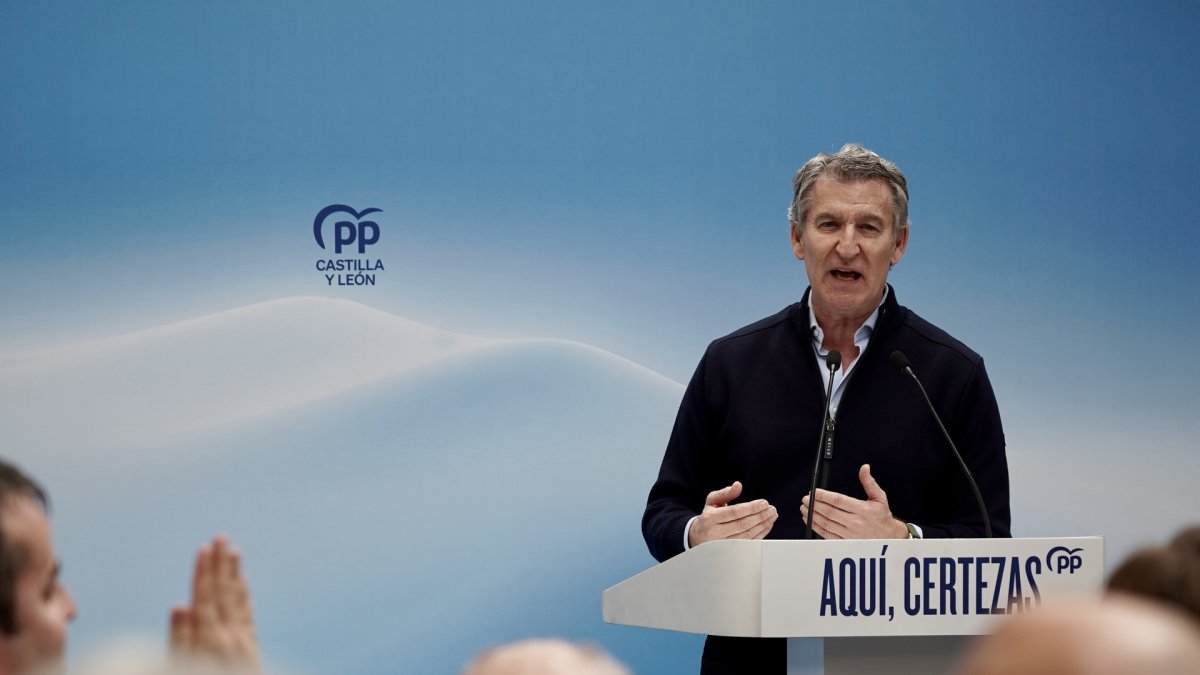 El presidente del Partido Popular, Alberto Núñez Feijóo, interviene en un mitin en Tordesillas.