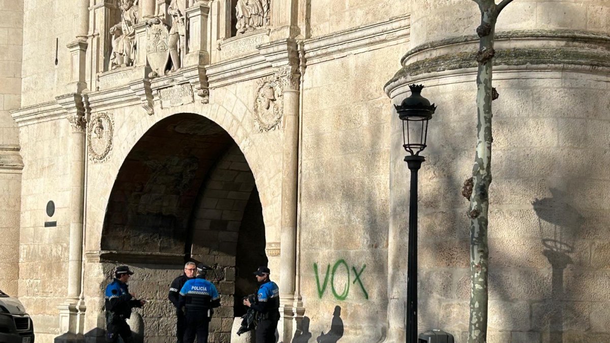 Los gamberros han escrito con pintura de color verde una única palabra:Vox.