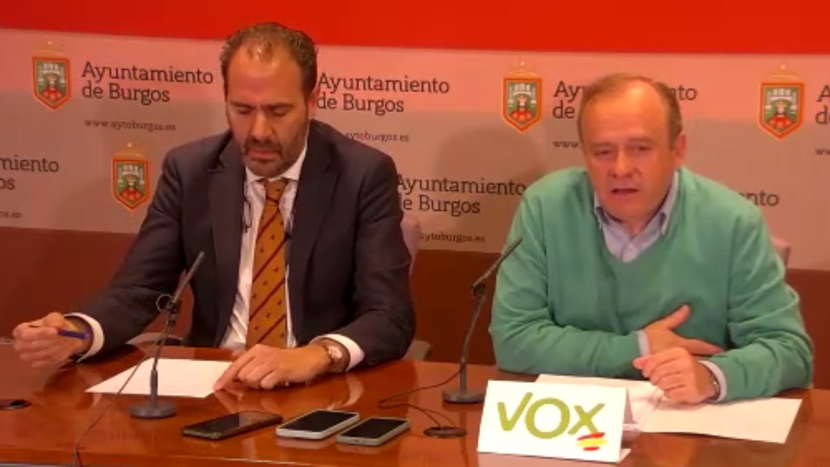 Ignacio Peña y Fernando Martínez-Acitores, ediles de Vox, en rueda de prensa.