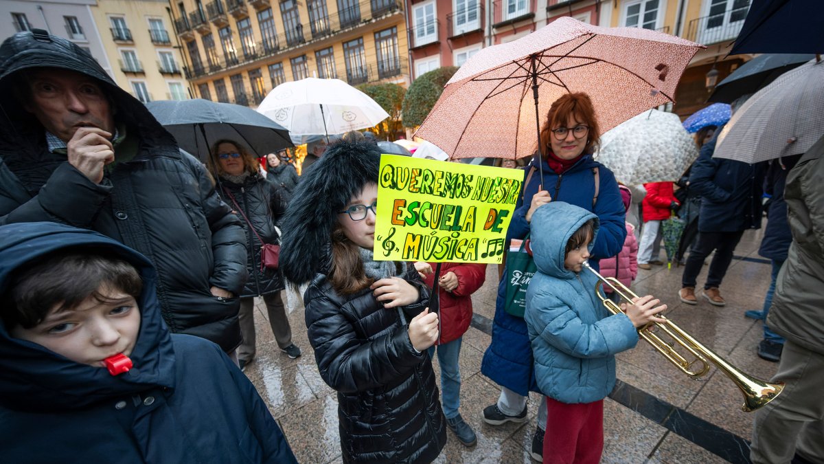Un momento de una de las concentraciones de las familias afectadas por el cese de la actividad, durante el pasado marzo.