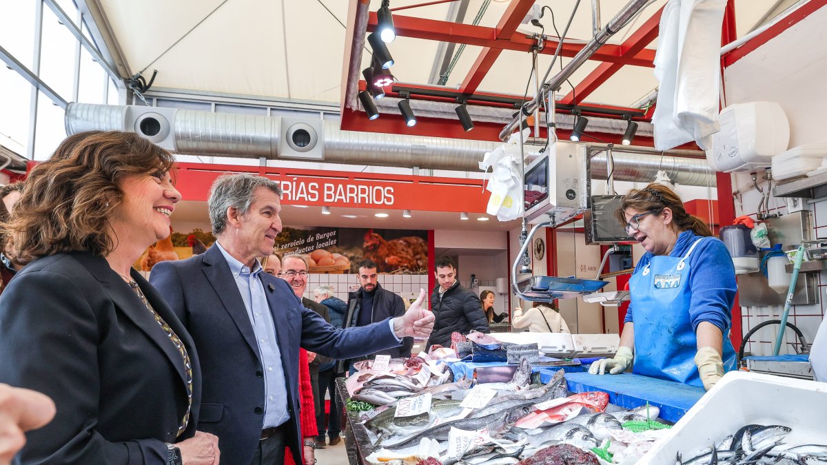 Feijoo hace un gesto en positivo a una pescadera del mercado norte.
