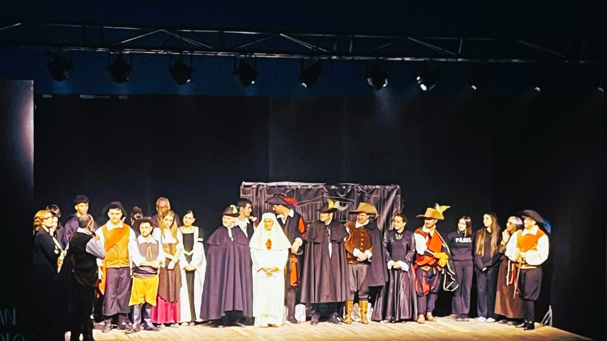 Representación de Don Juan Tenorio en el polideportivo de Arcos de la Llana.