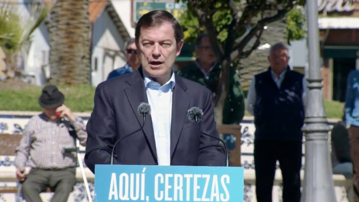 El candidato a la Presidencia de la Junta por el PP, Alfonso Fernández Mañueco, durante el mitin ofrecido esta mañana en El Tiemblo.