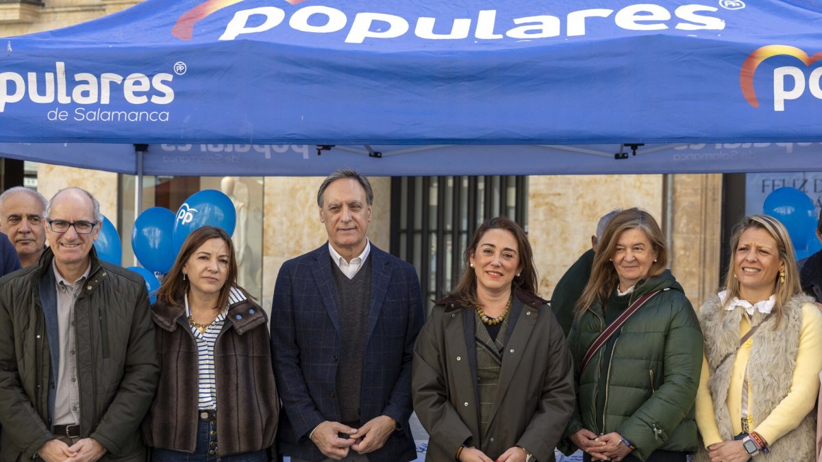 La  consejera de agricultura María González Corral visita la carpa electoral del PP en la Plaza del Liceo.