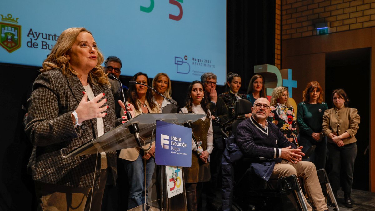 La alcaldesa, Cristina Ayala, con la delegación que acudió a Madrid a presentar la candidatura de Burgos.