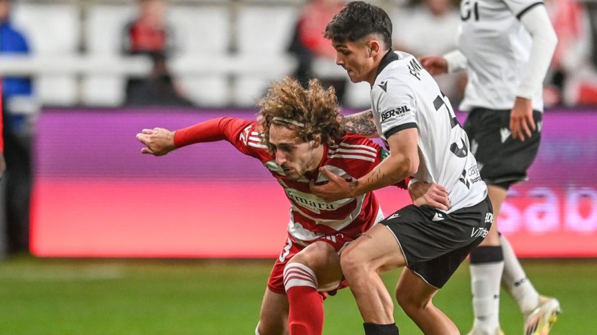 Fermín García, una de las apuestas de futuro del Burgos CF, durante el partido ante el Granada en El Plantío en la jornada 6 en su estreno en Segunda.