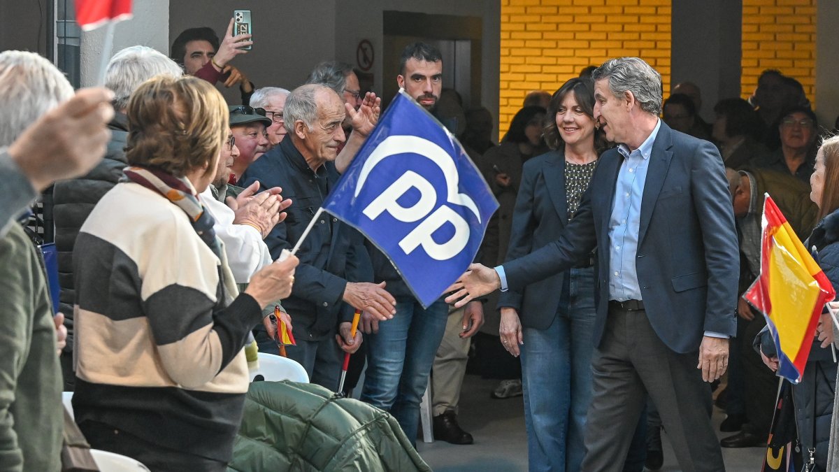 El presidente del Partido Popular, Alberto Núñez Feijóo, interviene en un mitin en Villarcayo.