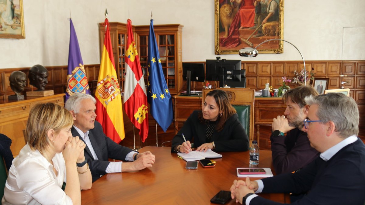 Reunión de trabajo de la alcaldesa de Palencia con expertos para preparar el eclipse solar total en Palencia.
